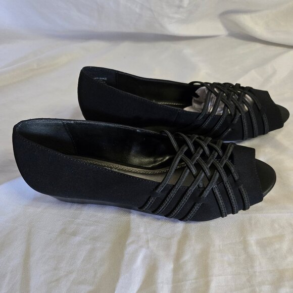 NWT East 5th EF Grace Black Slip on Black Wedges 6.5 M - Picture 1 of 7